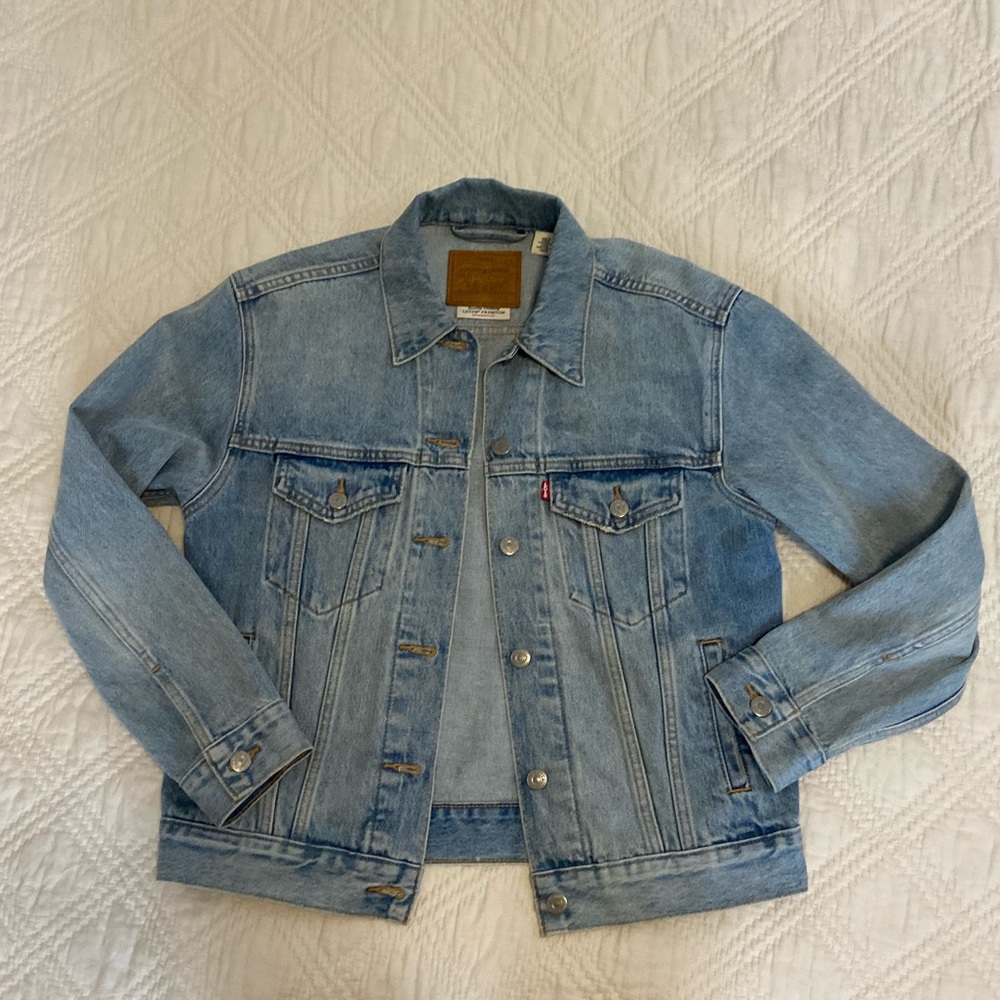 levi medium wash denim jacket